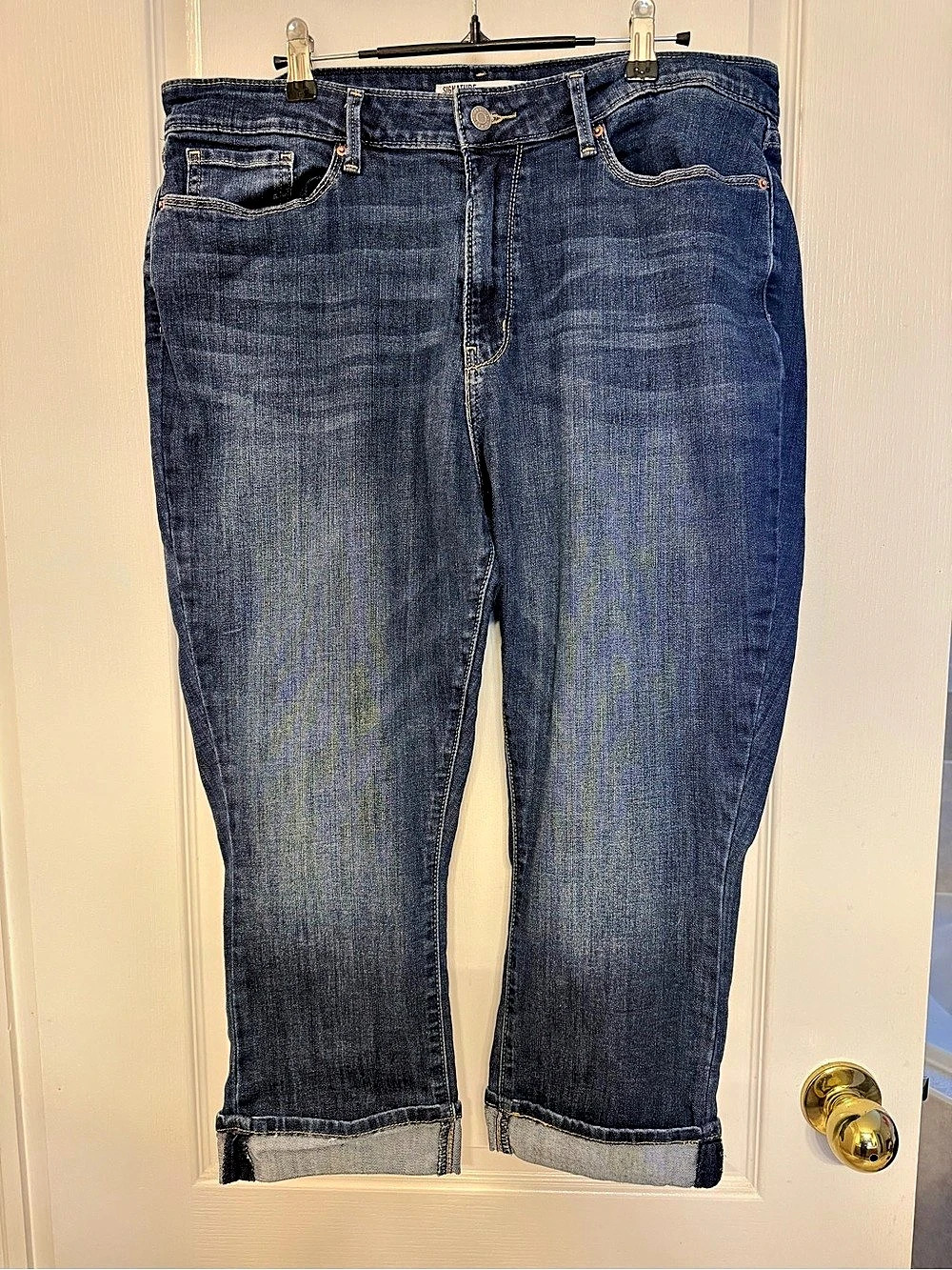 Signature by Levi Strauss & Co. Mid-Rise Capri Jeans. Blue Size 16, Waist W33